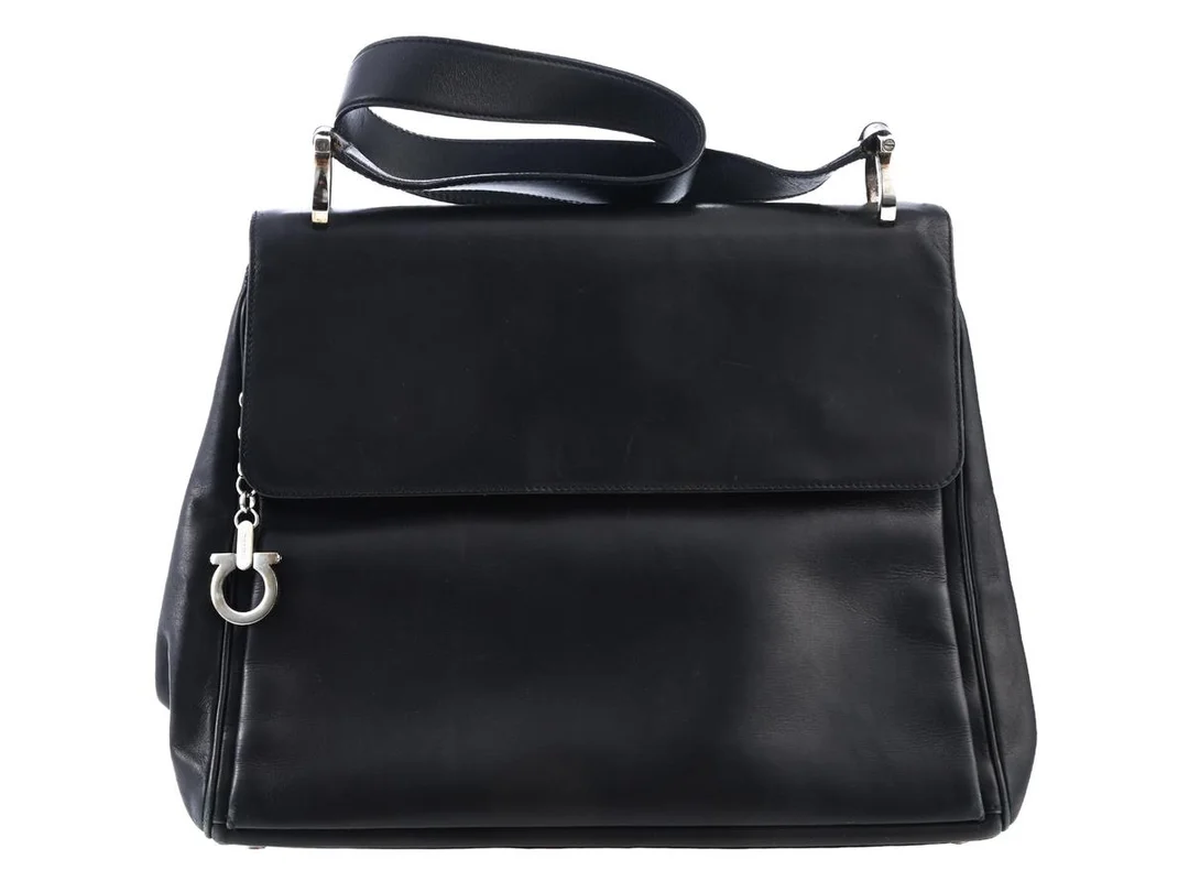 VÄSKA, SALVATORE FERRAGAMO, svart läder, silverfärgade beslag, 32x25x8 cm, dustbag, bruksslitage. — Accessoarer/Väskor — Kaplans