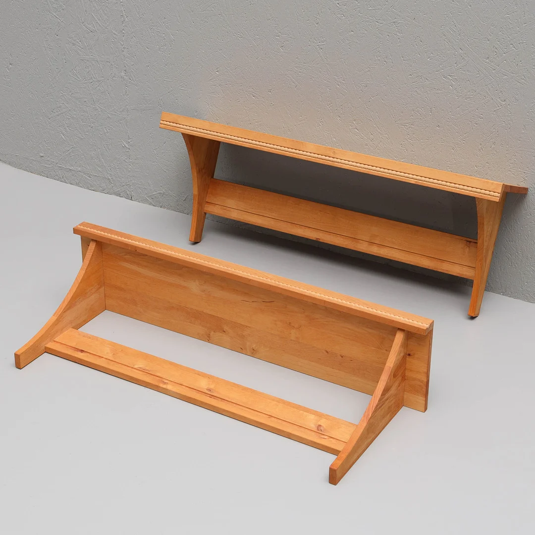 VÄGGHYLLOR, 2 st, björk, gustaviansk stil, 1900/2000-tal. — Cupboards, Cabinets & Shelves — Auktionsmagasinet Vänersborg