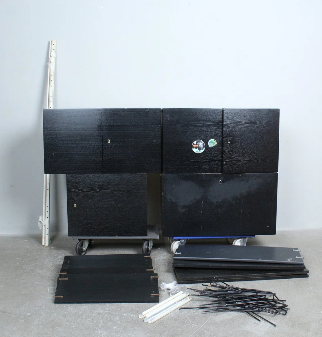 Modulares Regalsystem der 1990er Jahre. — Cupboards, Cabinets & Shelves — Stockholms Auktionsverk Düsseldorf/Neuss