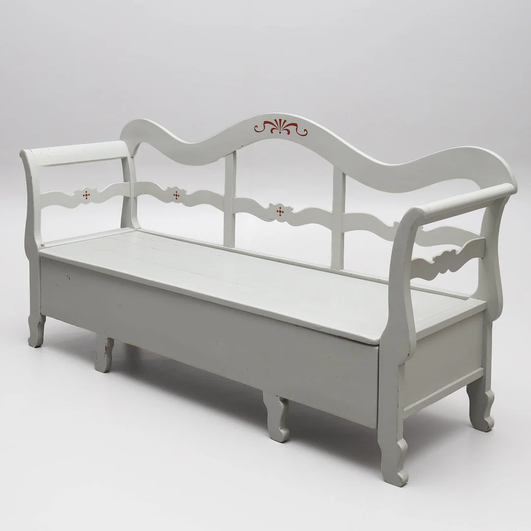 KÖKSSOFFA, bemålad, allmoge, 1900-tal. — Furniture — Auktionsmagasinet Vänersborg