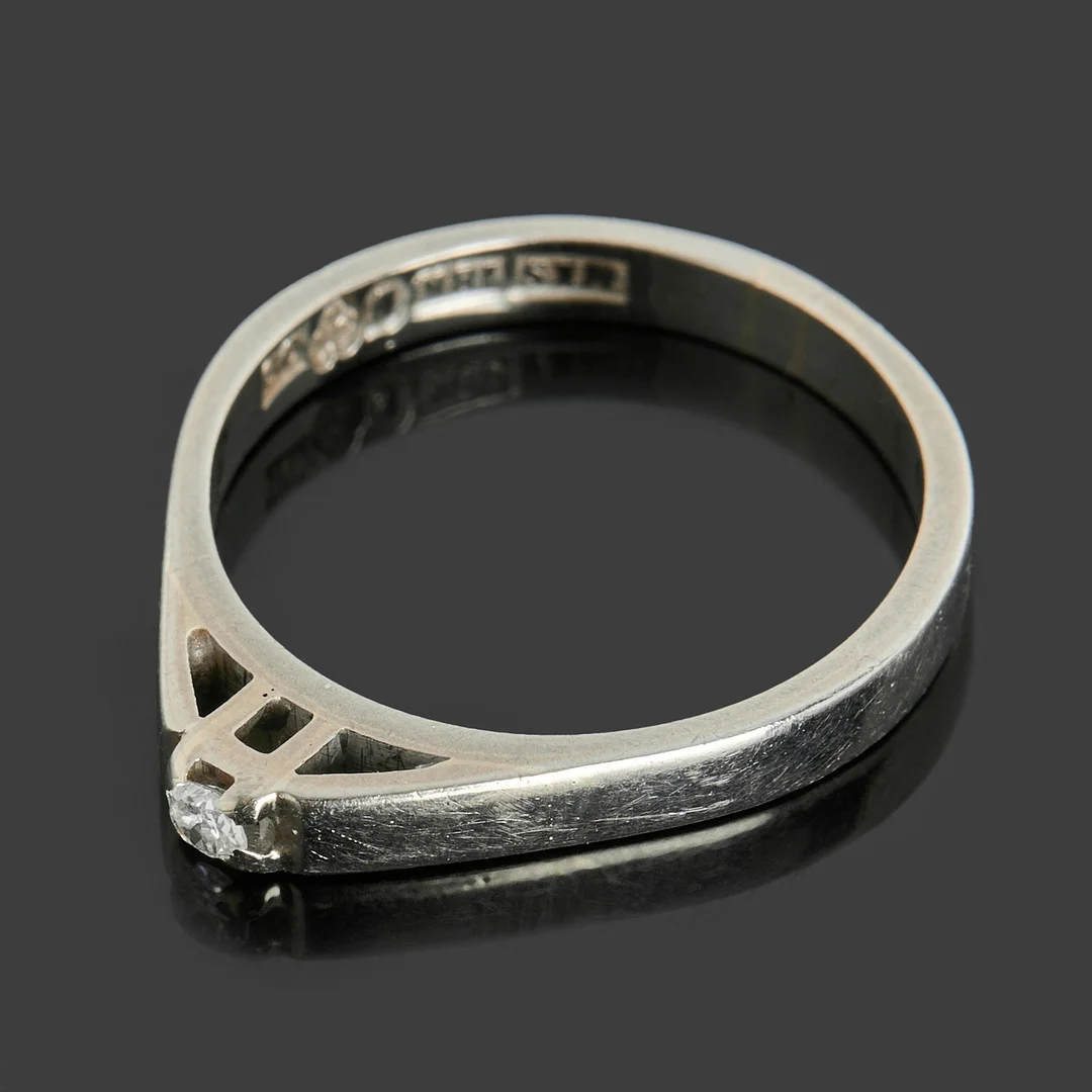 ENSTENSRING, 18k vitguld, briljantslipad diamant ca 0.03ct, M.K:S Guldsmedsatelier, 1964, Stockholm. — Rings — Crafoord Auktioner Stockholm