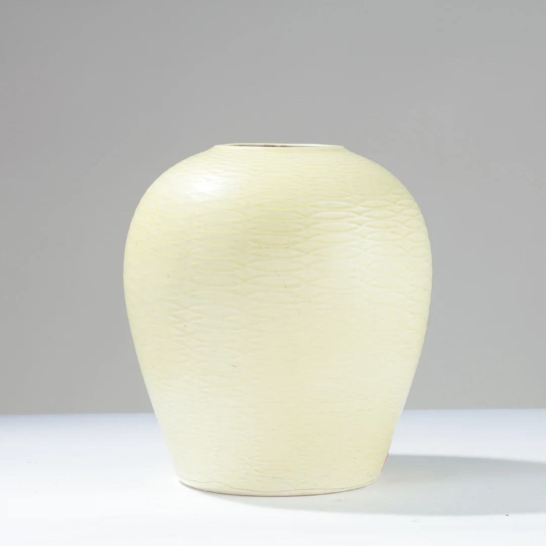 NILS THORSSON (1898-1975). Unik vase af gulglaseret fajance udsmykket med vandrette ovaler, Royal Copenhagen, Danmark, 1950'erne. — European — Palsgaard Kunstauktioner