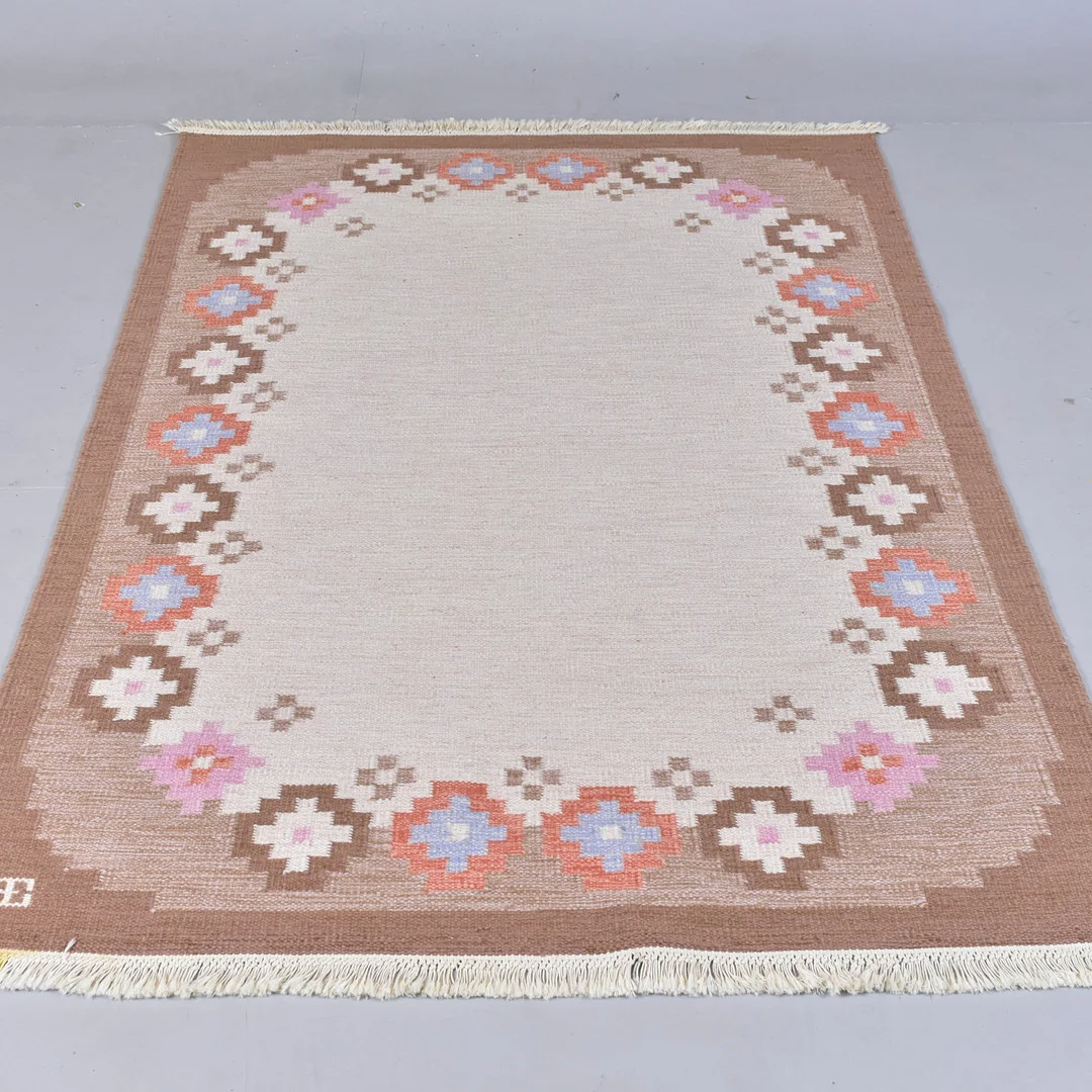 ELSA EKHOLM. matta, rölakan. — European Carpets & Textiles — Halmstads Auktionskammare
