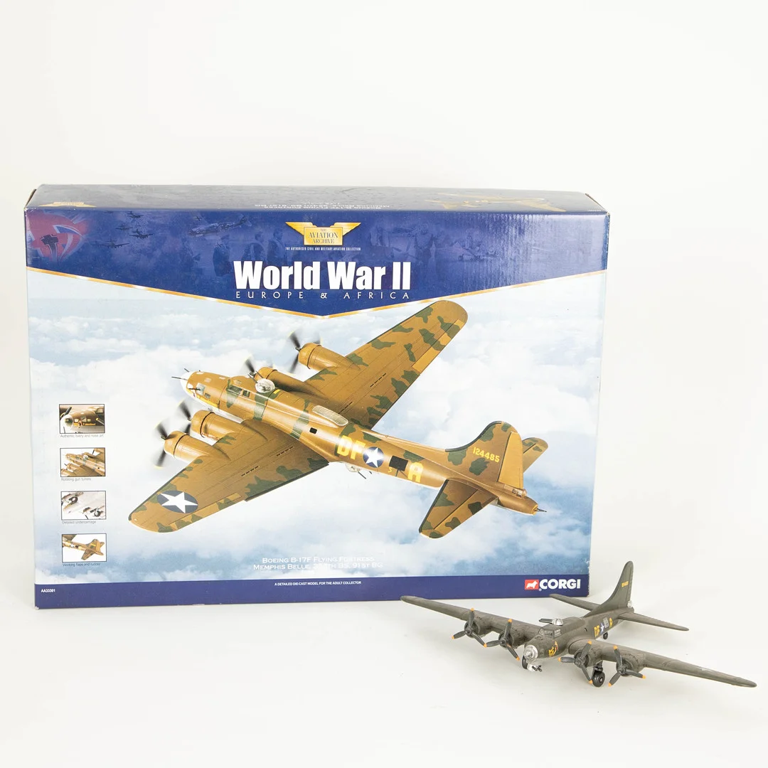 Zwei Flugzeugmodelle: Corgi Modell Flugzeug Boeing B-17 in OVP und ein kleines Modell "Memphis Belle" (2). — Toys — Stockholms Auktionsverk Hamburg