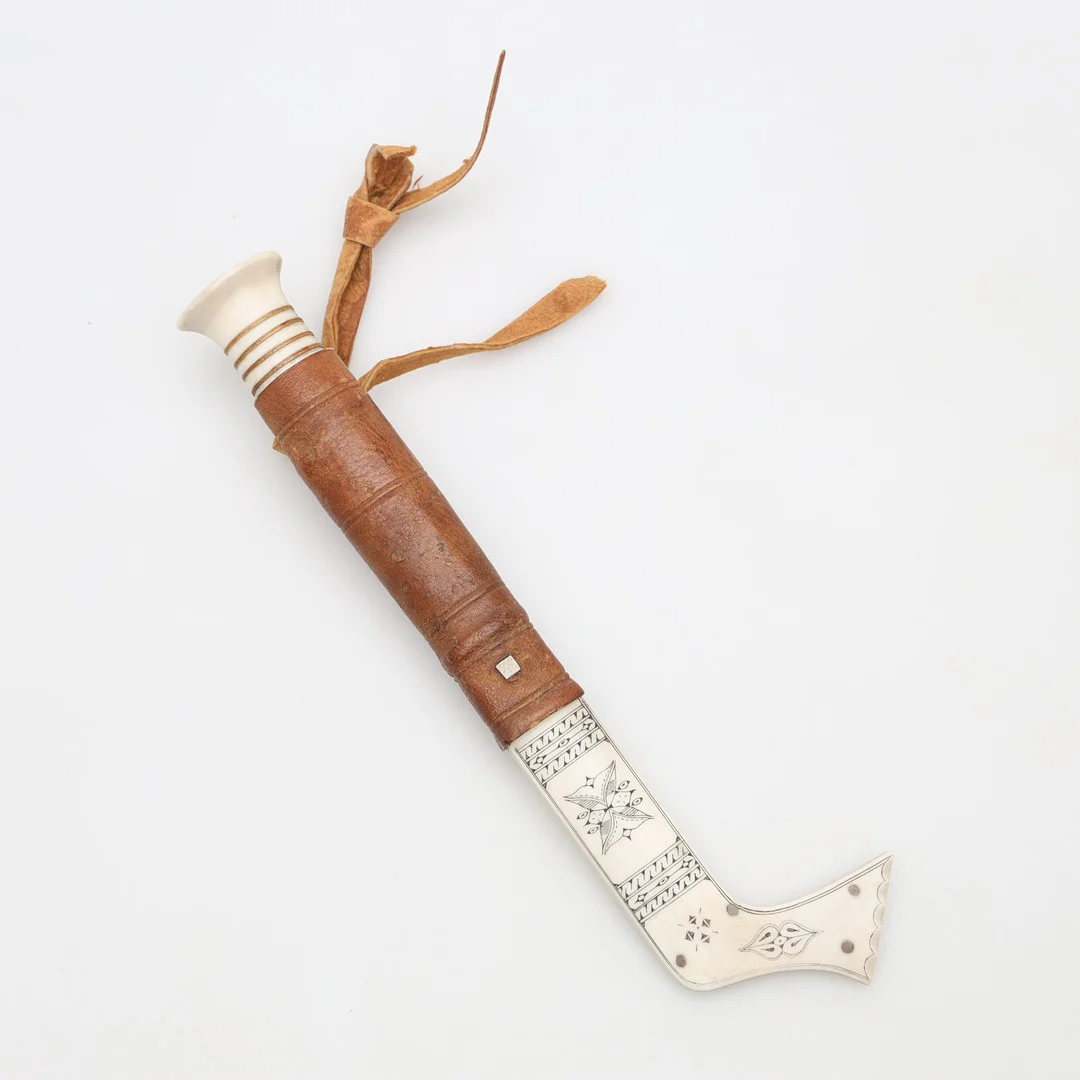 SAMEKNIV, horn samt läder, osignerad. — Edged weapons — Borås Auktionshall