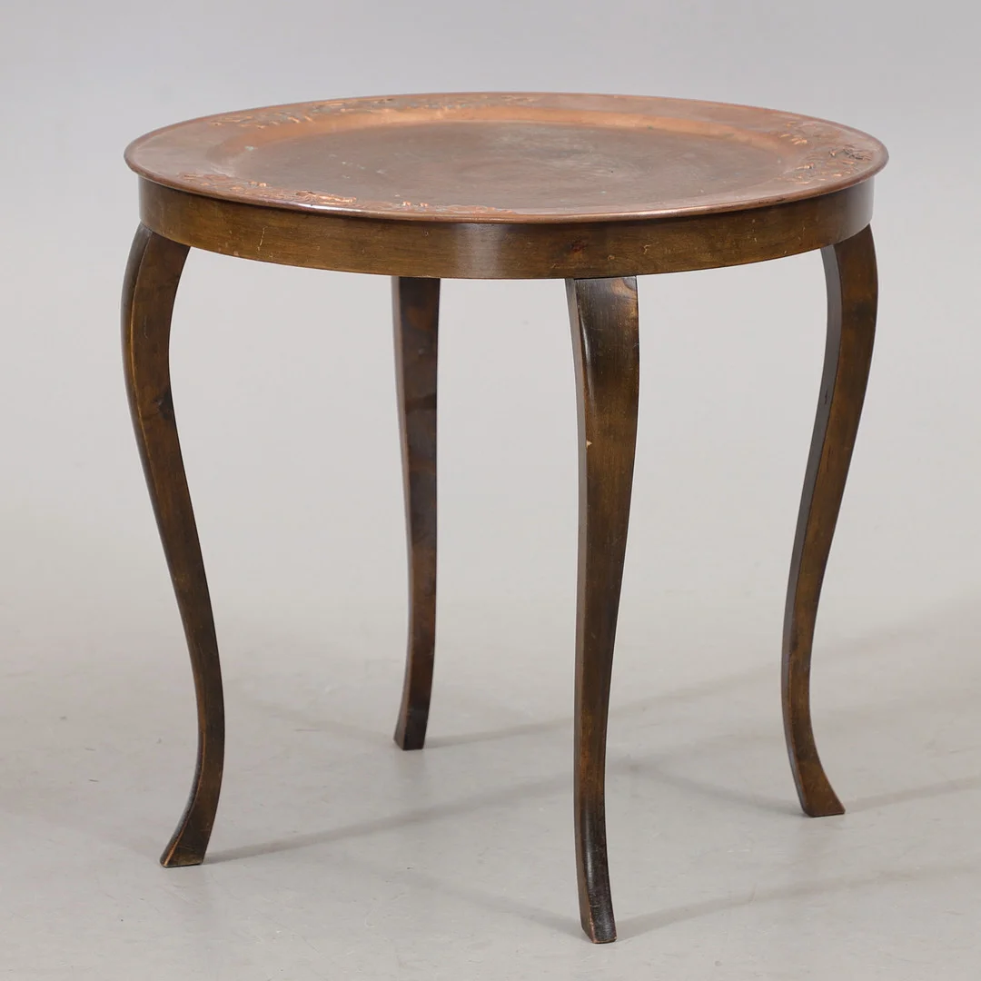 RÖKBORD, hamrad kopparskiva, 1900-talets första hälft. — Tables — Växjö Auktionskammare