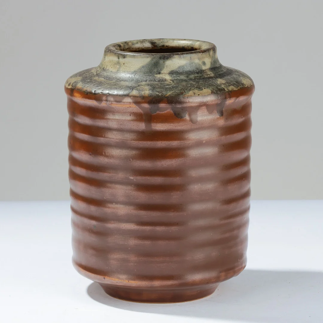 CARL HALIER (1873-1949). Unik, cylindrisk stentøjsvase med tydelige drejeriller, glaseret i grønne og brune nuancer, dateret 1931, Royal Copenhagen, Danmark. — European — Palsgaard Kunstauktioner
