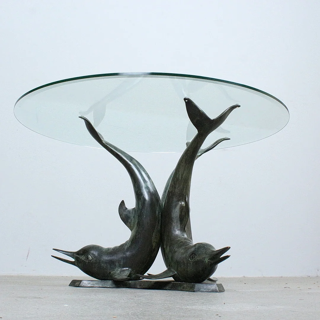 Skulpturaler Couchtisch / Coffeetable 'Three Dolphins ', Messing, Glas, 1970er. — Coffee Tables — Stockholms Auktionsverk Düsseldorf/Neuss