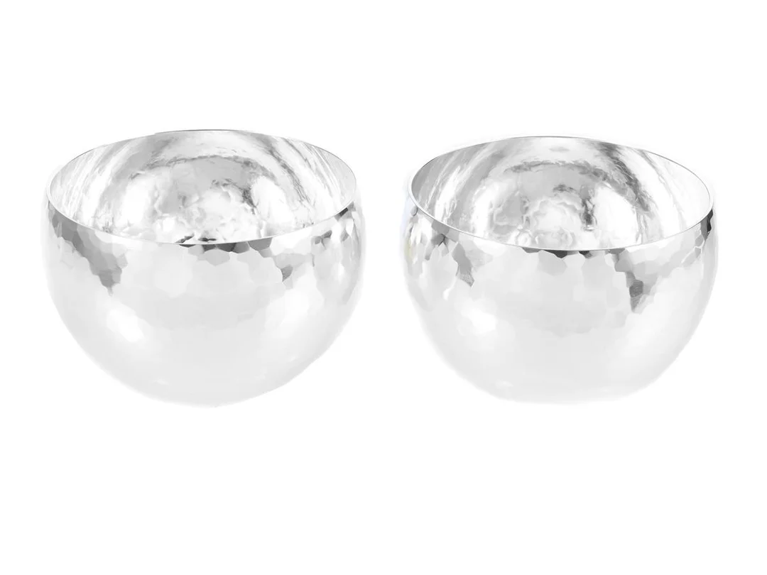 REY URBAN, skålar, ett par, sterlingsilver, hamrad yta, signerade, Stockholm 2025, höjd 10 cm, diameter 11,3 cm, vikt 786,0 g. (d) — Silver/Skål — Kaplans
