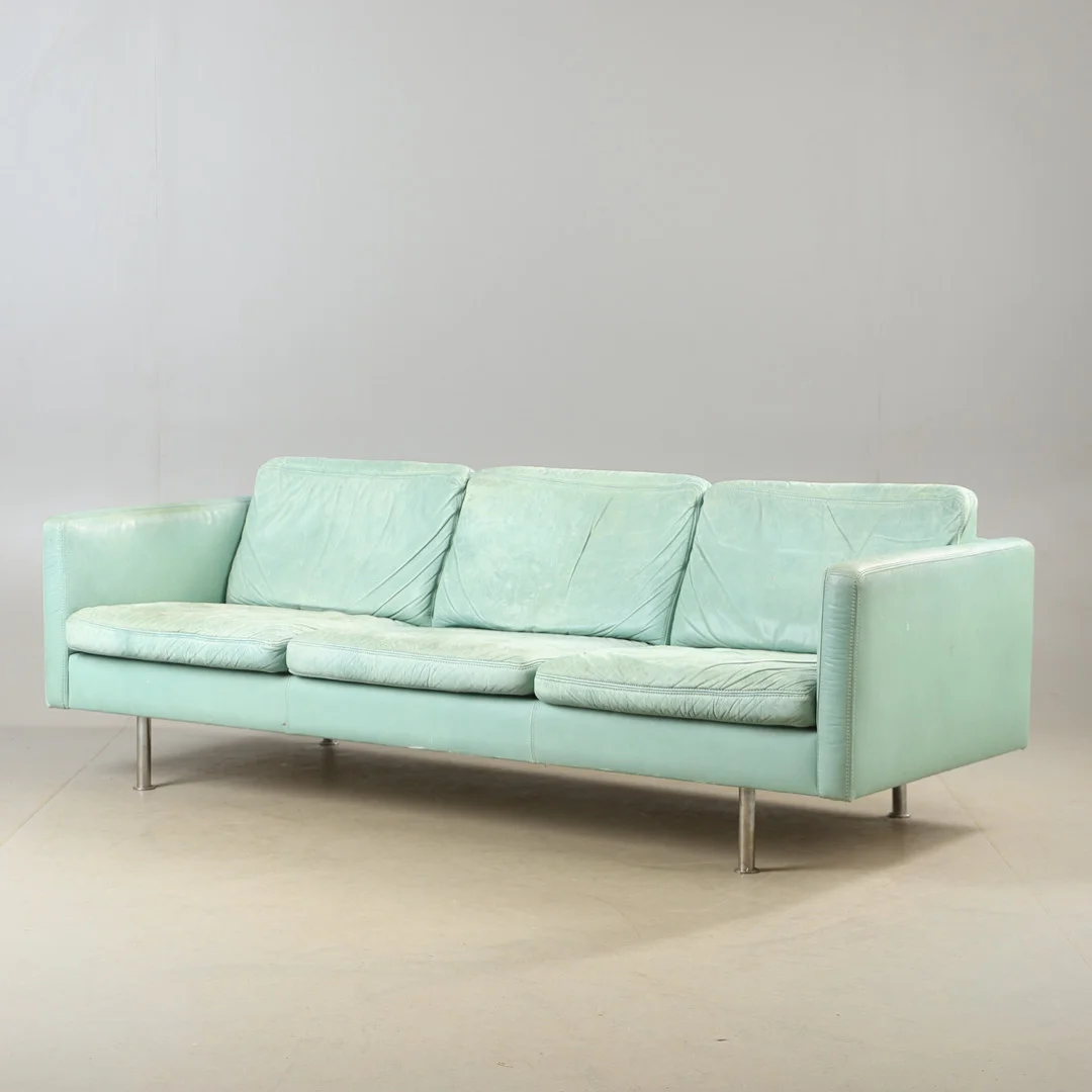 KENNETH BERGENBLAD. Soffa, "Johan", skinnklädsel, Dux, 1900-talets andra hälft. — Sofas & Seatings — Helsingborgs Auktionskammare