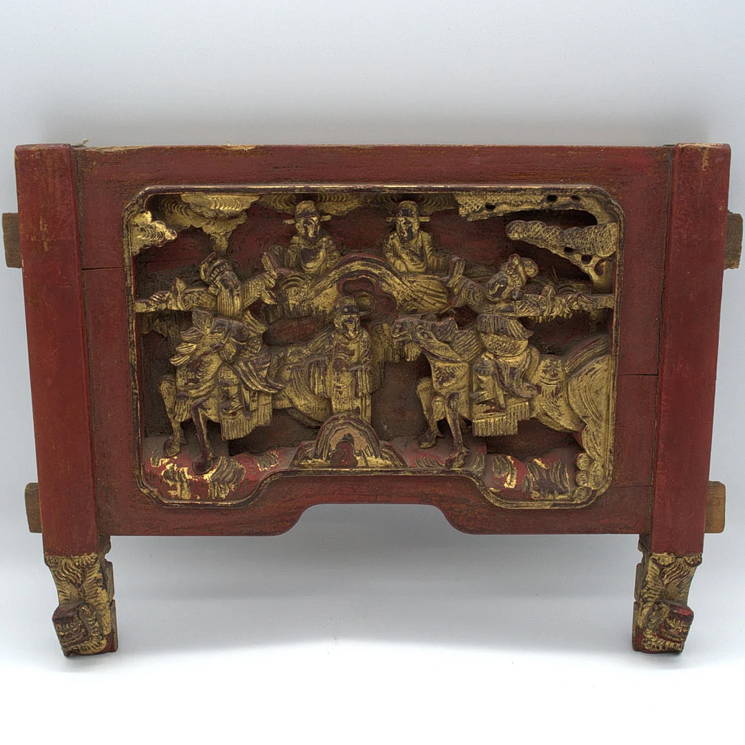 CHINESISCHES HOLZRELIEF, CHAOZHOU-SCHNITZEREI MIT VERGOLDETER FIGURENSZENE, 19. JAHRHUNDERT. — Wood — Kunst- und Auktionshaus Kleinhenz