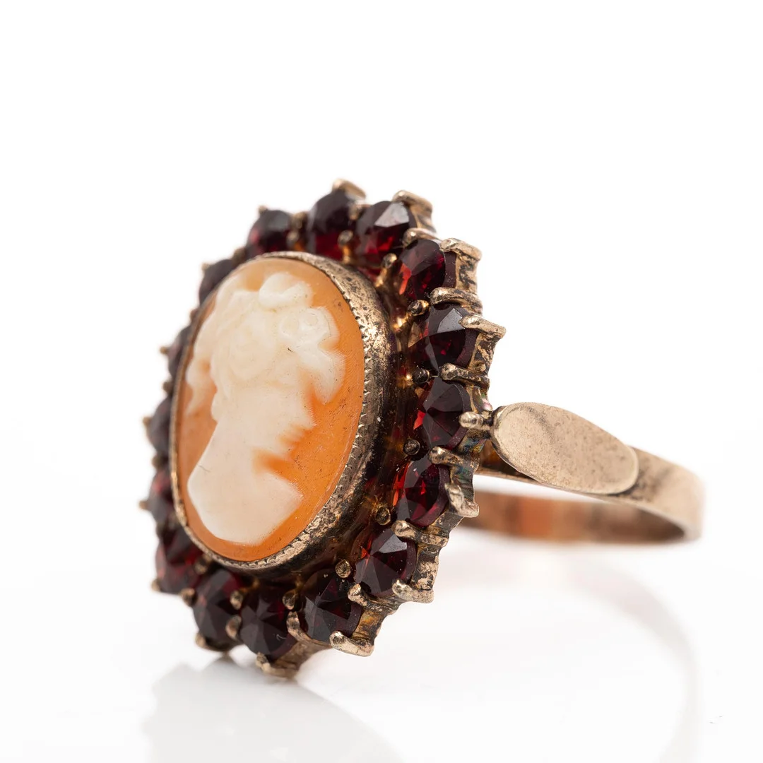 HERIBERT ENGELBERT. Ring, Förgyllt silver, Camé, Granater. — Rings — Garpenhus Auktioner