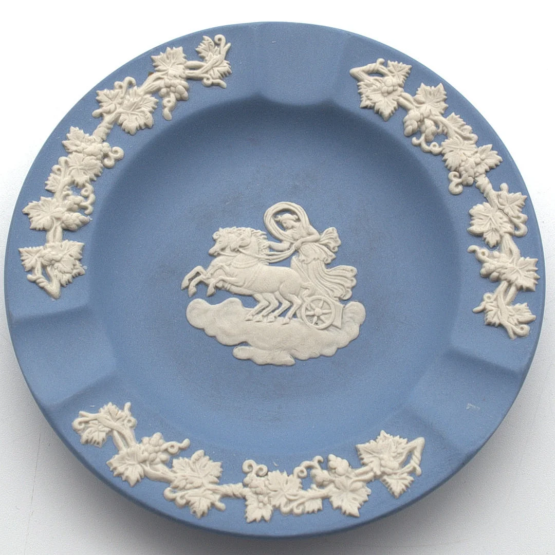 WEDGWOOD. JASPERWARE KERAMIK-SCHALE BLAU MIT RELIEFDEKOR. — European — Kunst- und Auktionshaus Kleinhenz