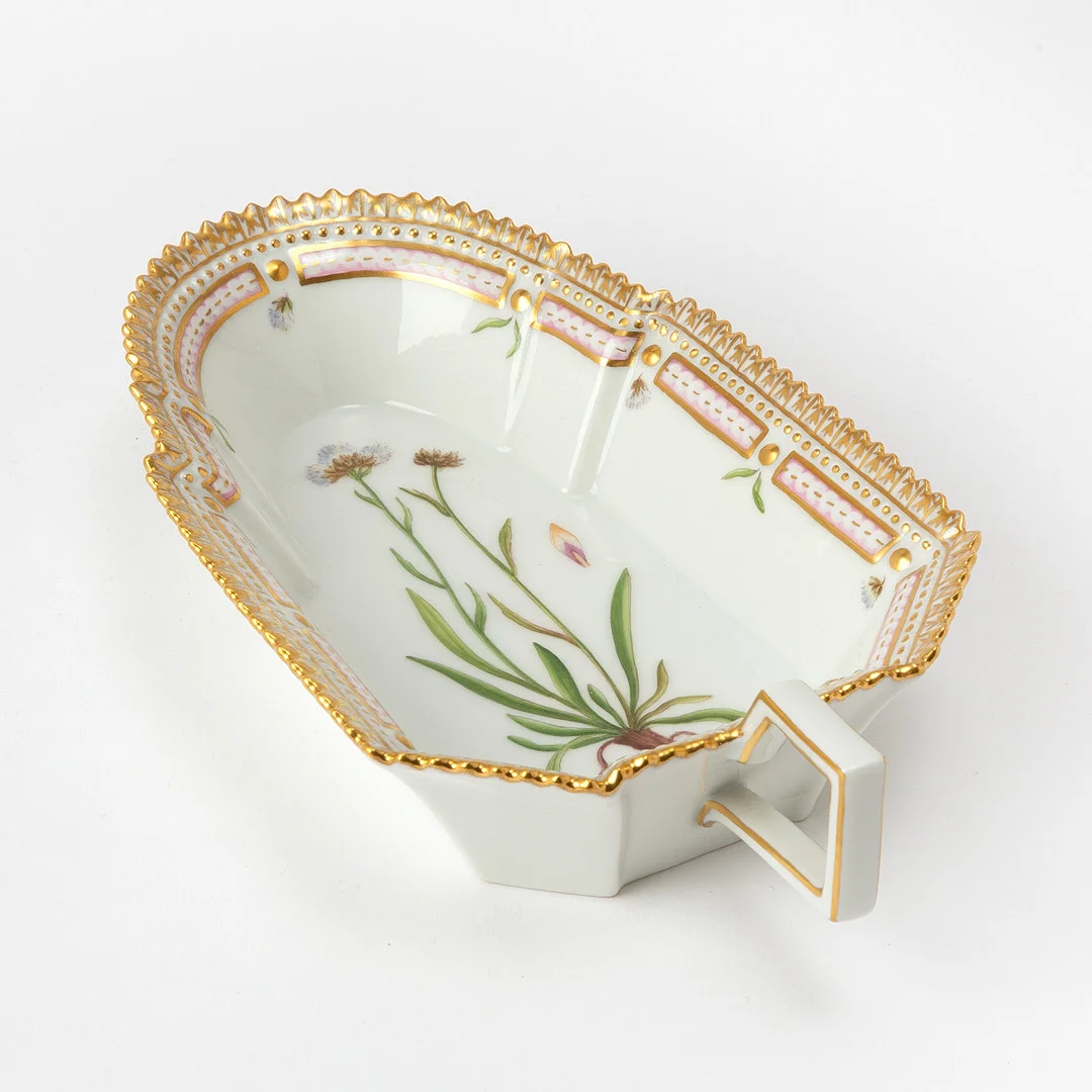 ROYAL COPENHAGEN, "Flora Danica", saladière, modellnr 3544, porslin, Danmark, 1900-talets andra hälft, målad dekor av Antennaria carpathica Bl & Fgh (Lappkattfot), ur bildverket Icones floræ danicæ (1761-1883), detaljer i guld. — European — Stockholms Auktionsverk Göteborg