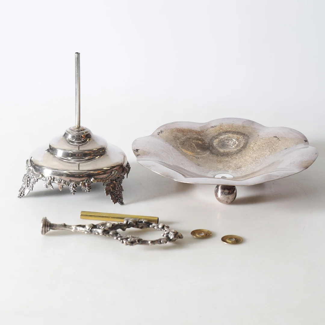 BORDSUPPSATS, metall, dekorerad med vinrankor och druvklasar. — Silver — Gomér & Andersson Nyköping