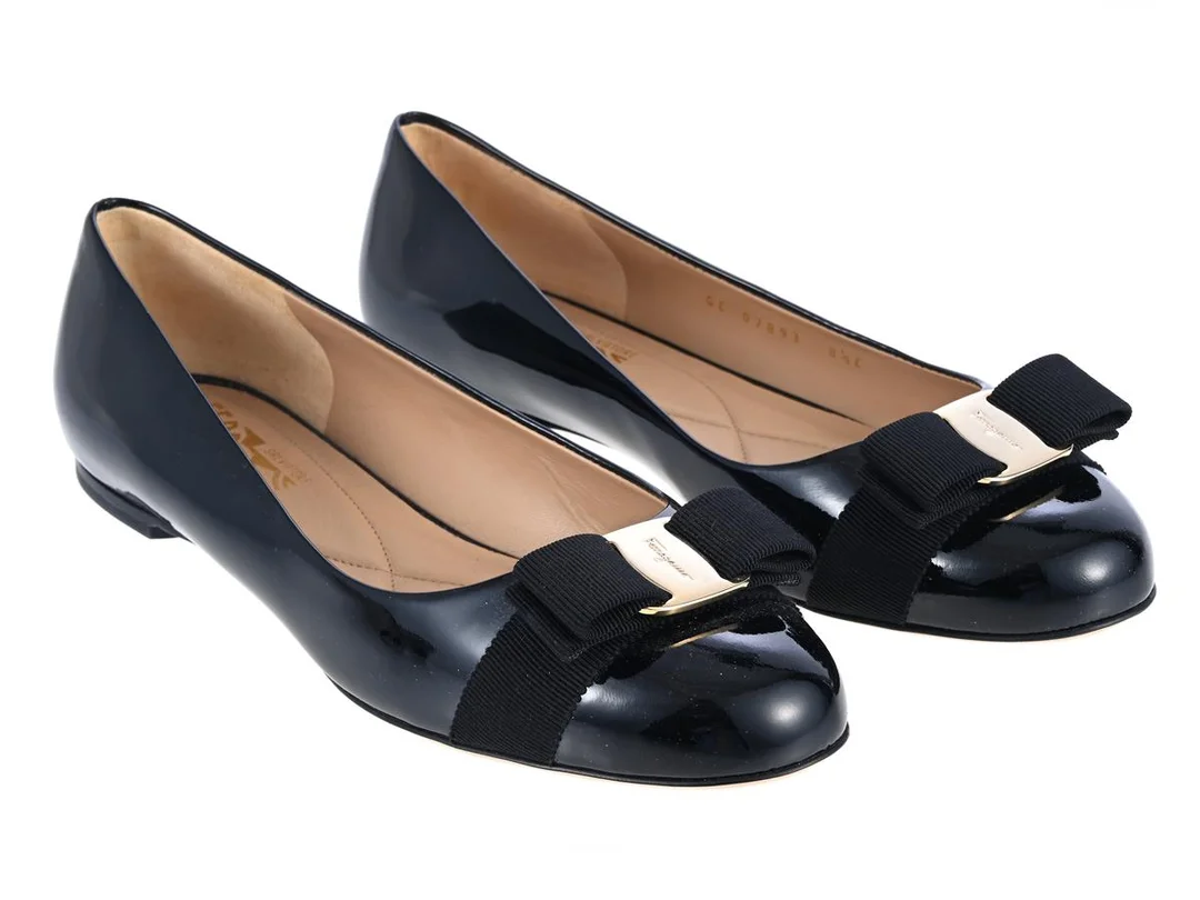 SALVATORE FERRAGAMO, SKOR, Ballerina, svart lackskinn, guldfärgade beslag, stl 8½, ca 38½, care booklet, dustbag, originalkartong. Excellent Condition. — Kläder/Skor — Kaplans