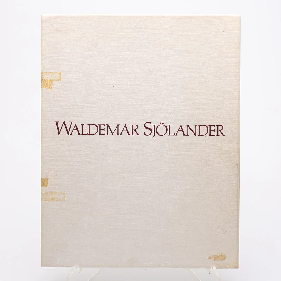 BIBLIOFILI. WALDEMAR SJÖLANDER (1908-1988). SAMTAL I ATELJEN MED BO PETERSON - NR. 161 AV 175 EXEMPLAR MED EN SIGNERAD ORIGINALLITOGRAFI SOM FRONTESPIS - FLICKAN FRÅN HAVANNA. — Books — Crafoord Auktioner Lund