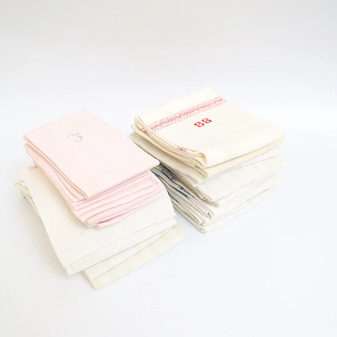 HANDDUKAR, 39st, flera i linne, delvis med broderat monogram. — Textiles — Falun Auktionsbyrå