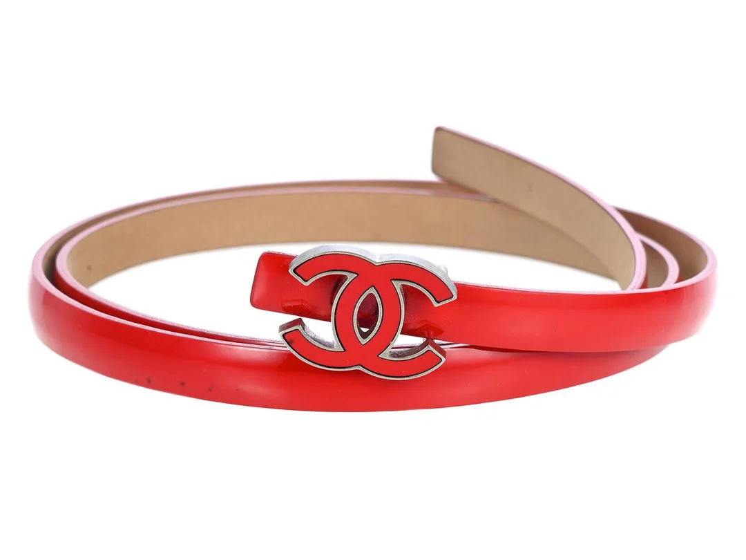 CHANEL, BÄLTE, CC Logo Belt, rött lackskinn, silverfärgad metall, bredd 1 cm, längd 73-78 cm, stl 75, märkt B12, C, år 2012, kartong. Good Condition. — Accessoarer/Bälten — Kaplans