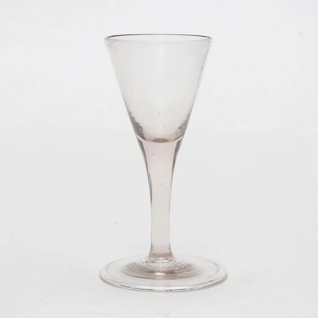 GLAS, svagt gråfärgat, omvikt fot, 1700-tal. — Other — Kalmar Auktionsverk