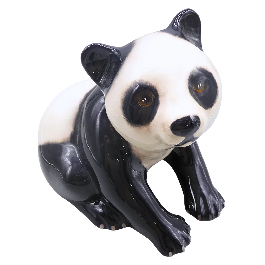 PORZELLANFIGUR SITZENDER PANDA. — Rest of the world — Auktionshaus Stuber's Hammerschlag