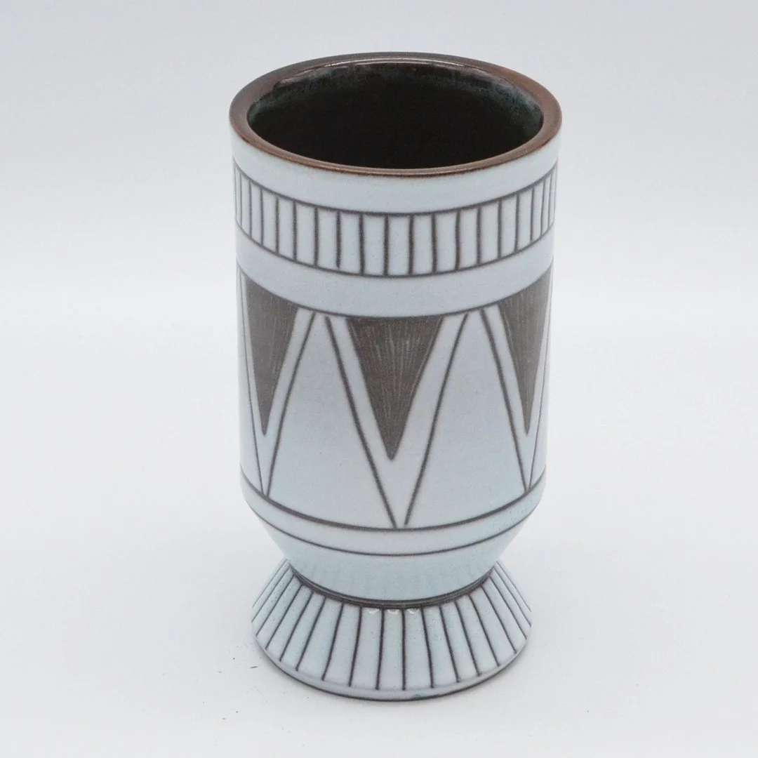 DESIGNER FUSSBECHER, GEOMETRISCHE MUSTER, STEINGUT, GLASIERT, SCHWEIZ (MORCOTE), SPÄTES 20. JAHRHUNDERT. — European — Kunst- und Auktionshaus Kleinhenz