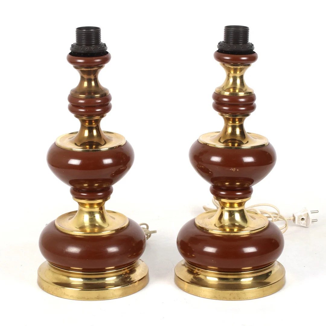 BORDSLAMPOR, 1 par, metall, 1900-talets andra hälft. — Table Lamps — Stadsauktion Sundsvall