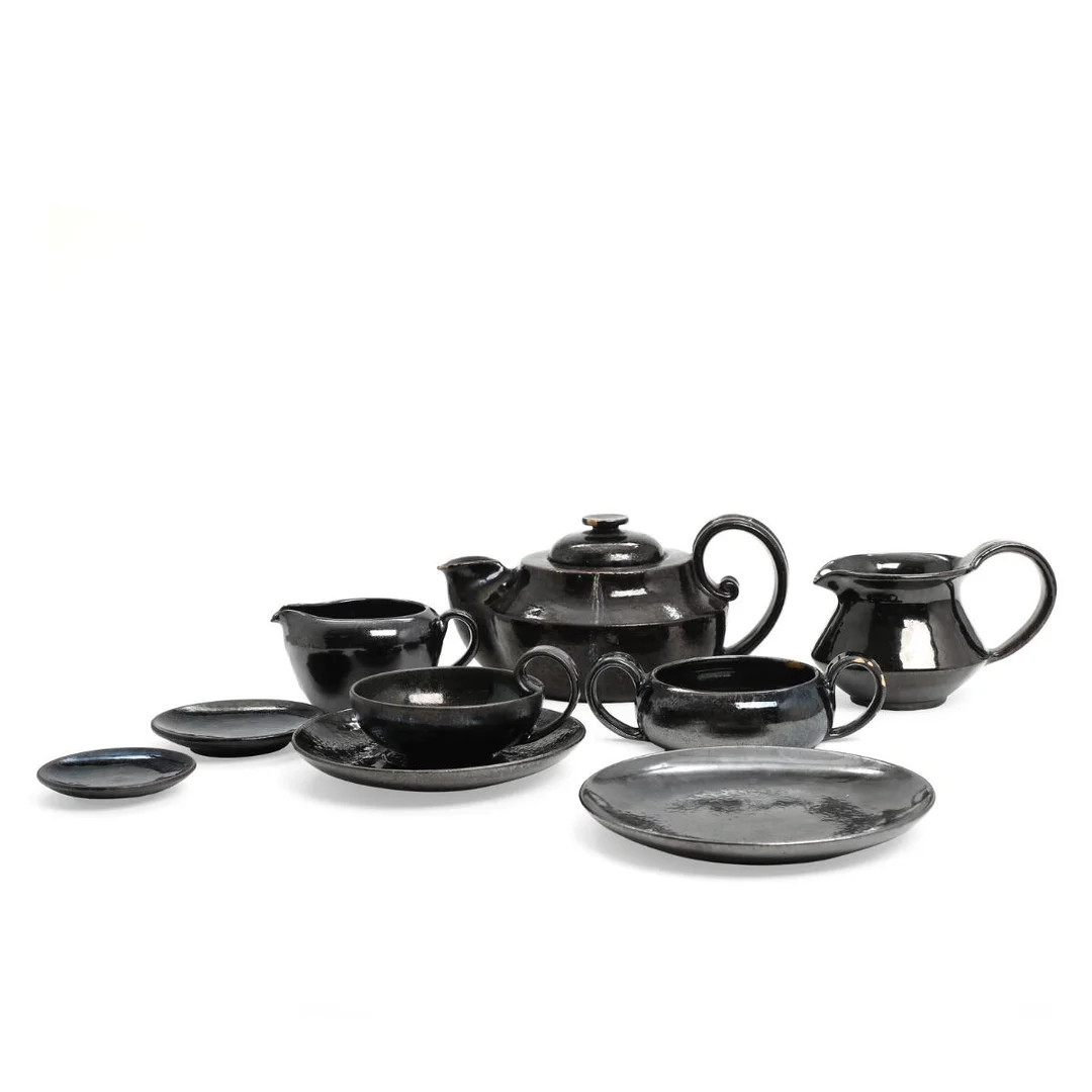 Herman Jørgen Kähler: Earthenware tea set decorated with black lustre glaze. Signed HAK, Danmark. Manufactured by Kähler. (17) — Modern Decorative Art — Bruun Rasmussen