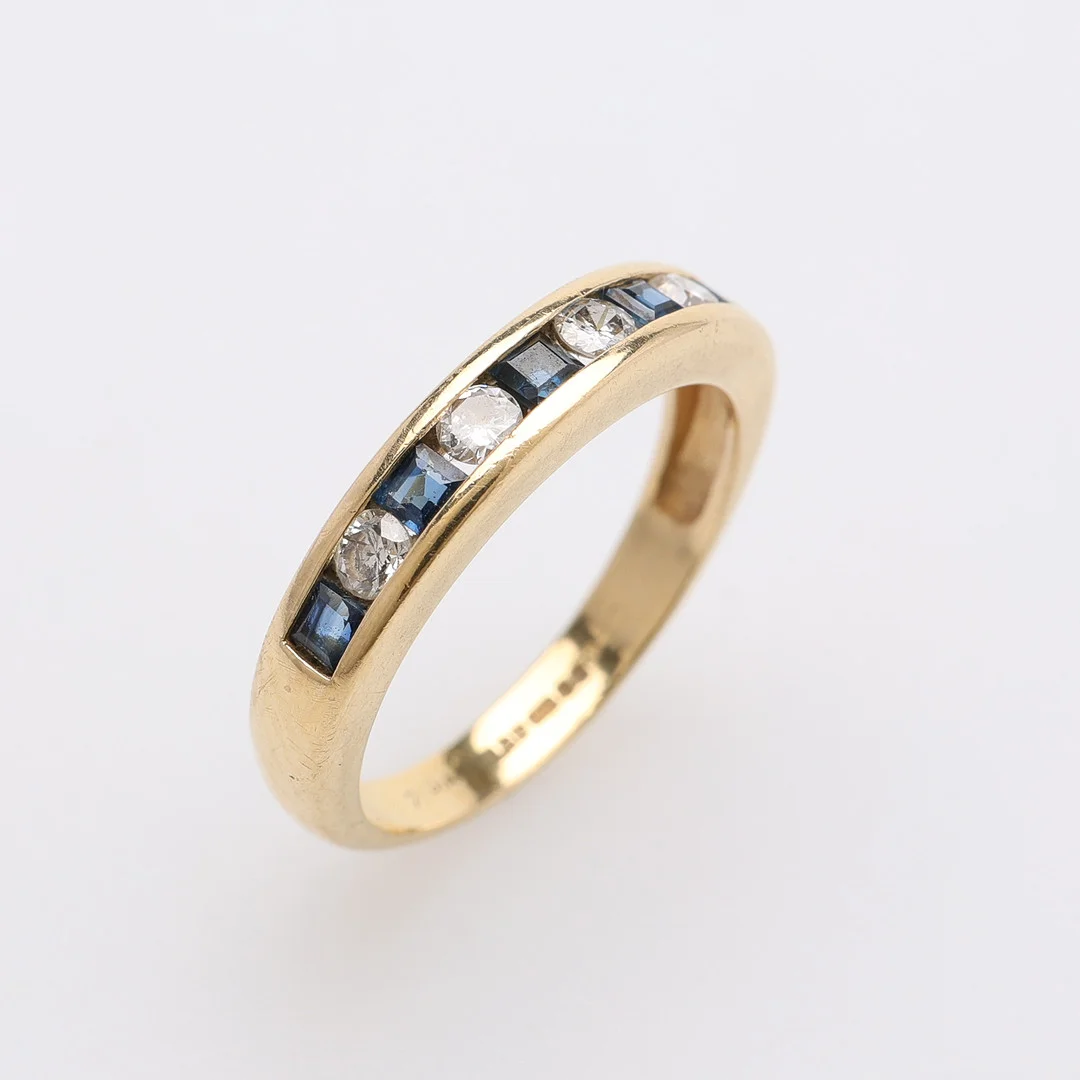 RING 18K MED BRILJANTER OCH TOPASER. — Rings — Crafoord Auktioner Lund
