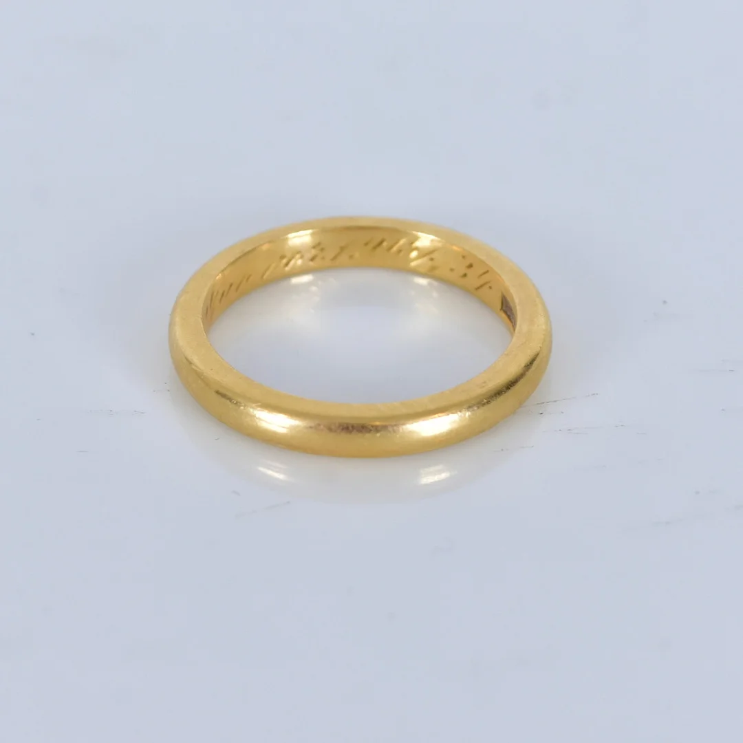 RING, 18 karat rödguld, otydliga svenska stämplar. — Rings — Halmstads Auktionskammare