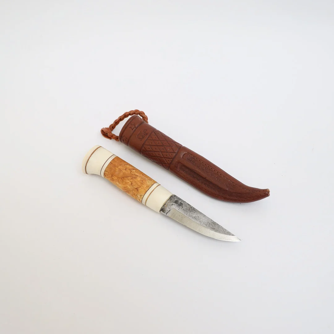 KNIV MED SLIDA, handtag av horn och trä, slida av läder. — Edged weapons — Falun Auktionsbyrå