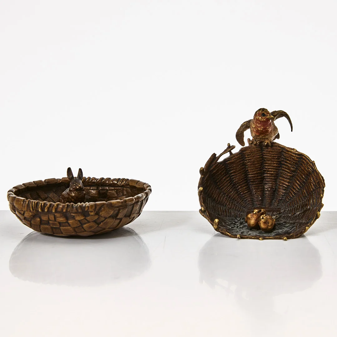 SKULPTURER, 2 st., Wienerbrons, omkring år 1900, i form av kanin i korg samt fågelbo. — Other metals — Stockholms Auktionsverk Magasin 5