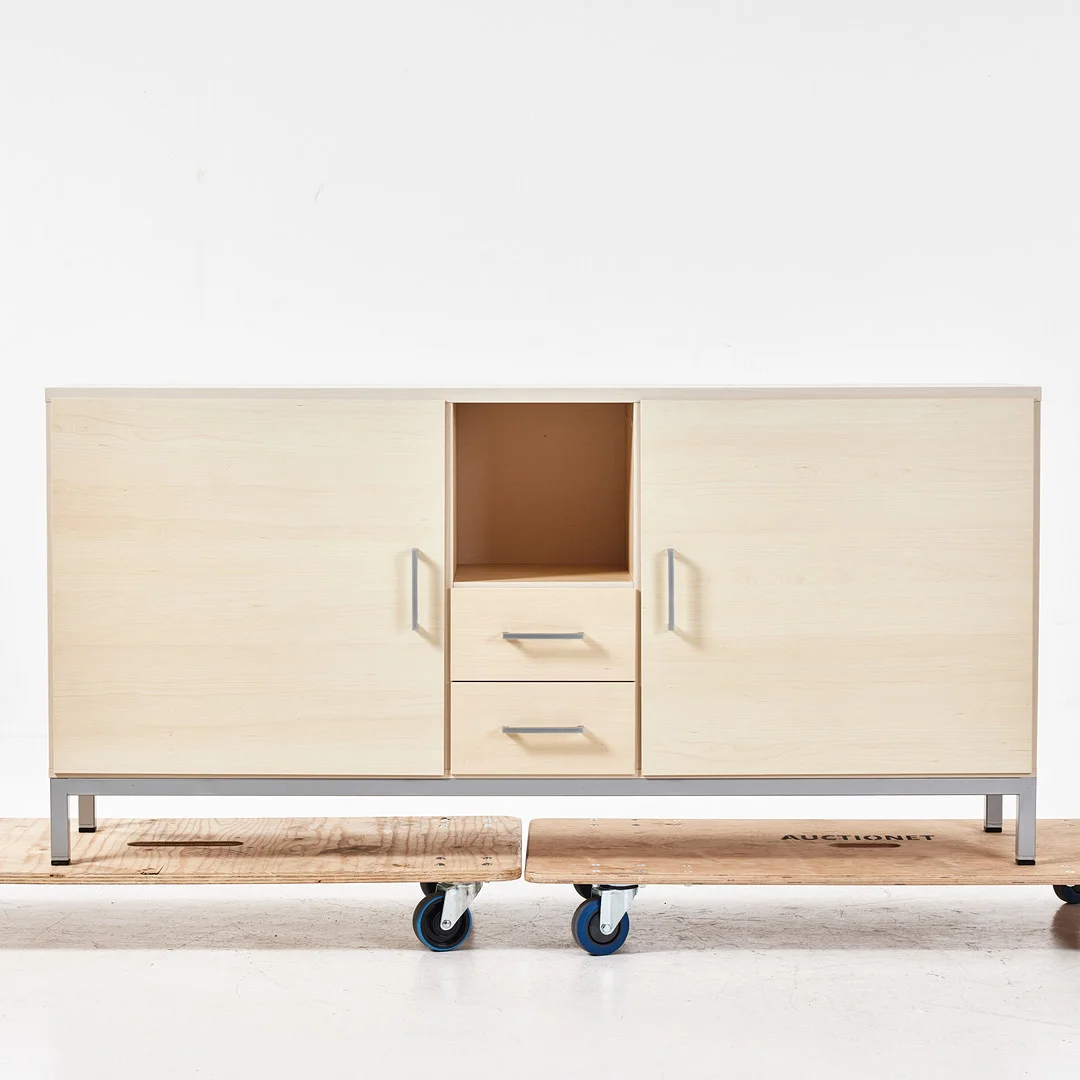 BOCONCEPT, skänk, 2000-talets början, fanerad i lönn, 2 lådor, hyllplan samt skåpsdörrar med hyllinredning. — Other — Stockholms Auktionsverk Magasin 5