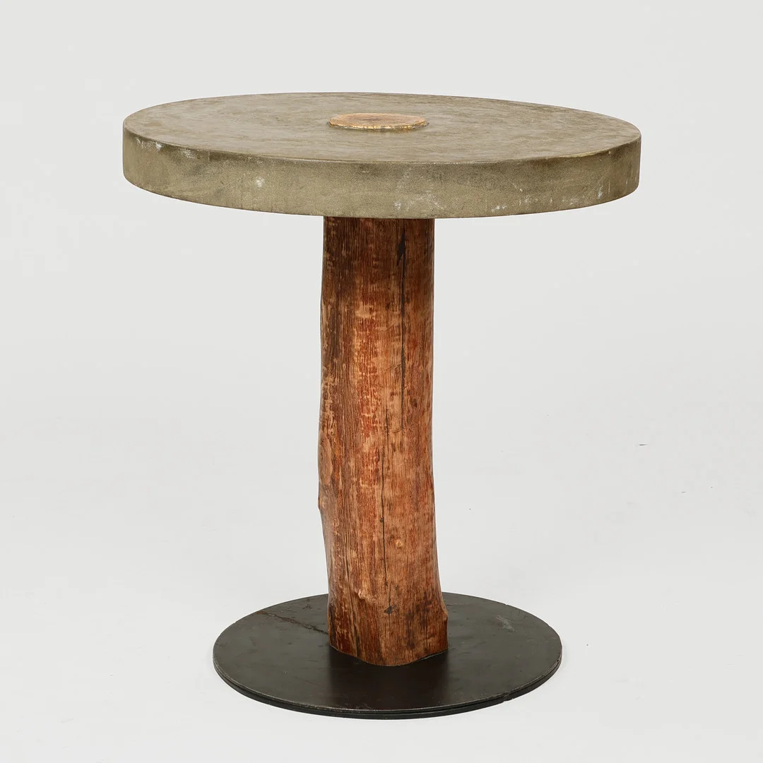 Cirkulært bord af træ, metal og betonlook. 21 årh. — Tables — Palsgaard Kunstauktioner
