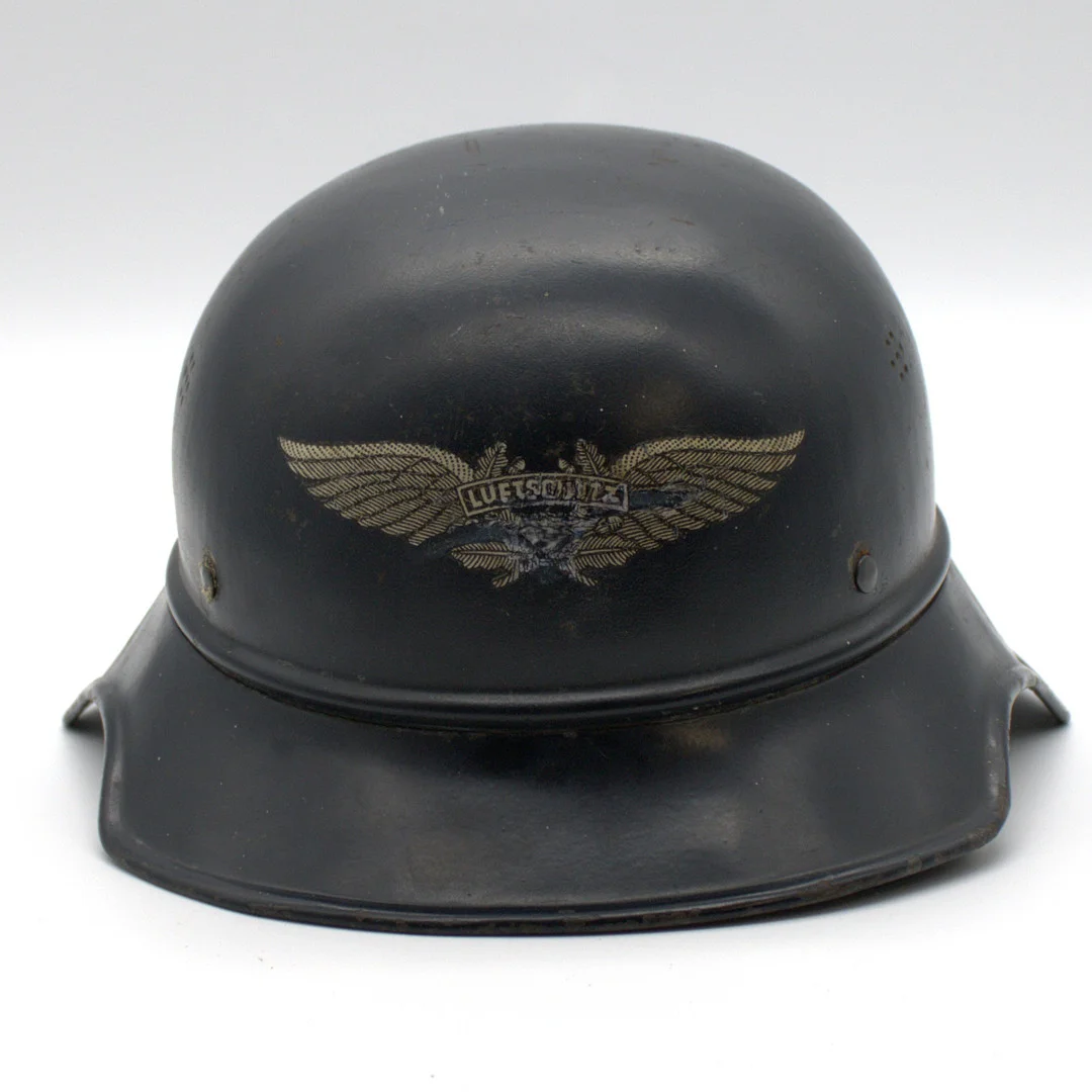 2. WELTKRIEGS-LUFTSCHUTZ-STAHLHELM DEUTSCHLAND. — Armour & Uniform — Kunst- und Auktionshaus Kleinhenz