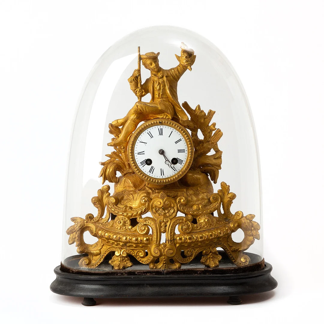 BORDSPENDYL I GLASHUV. Gulmetall, 1800-talets andra hälft. — Mantel clocks — Stockholms Auktionsverk Göteborg