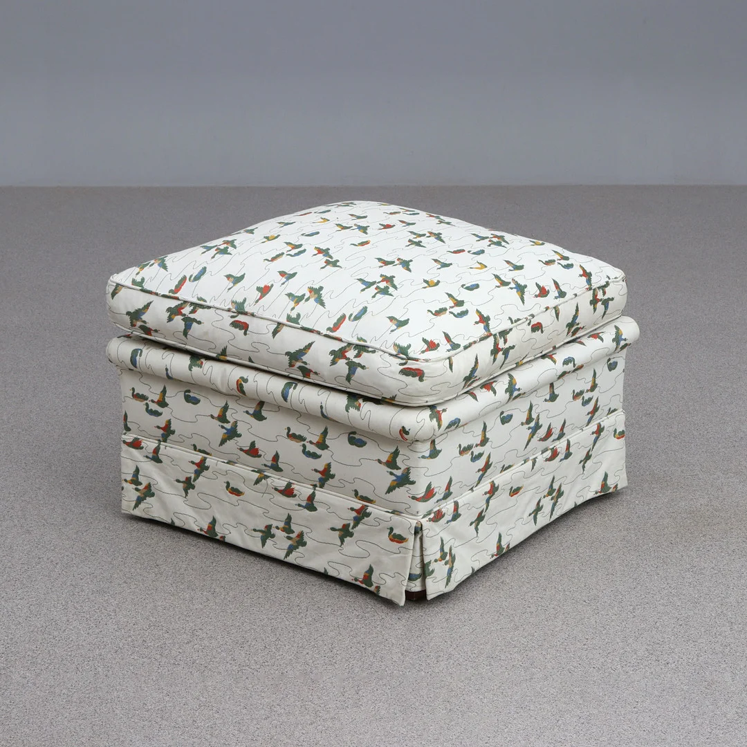 PALL. Textilklädsel med dekor av flygande änder. 1900-talets andra hälft. — Armchairs & Chairs — Skånes Auktionsverk