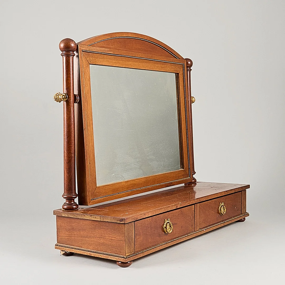 BORDSSPEGEL, Karl Johan, Mahogny, 2 st lådor, mässingsdekor. — Mirrors — Metropol Auktioner