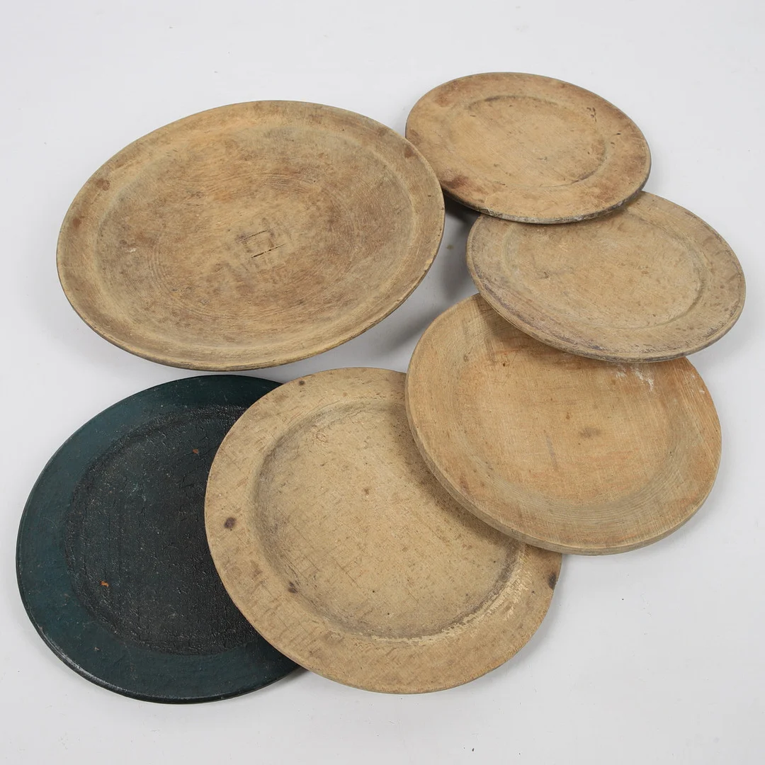 TRÄDISKAR, trä, 6 st, bomärkta, Hälsingland, 1700-/1800-tal. — Bowls & Boxes — Ekenbergs Auktioner