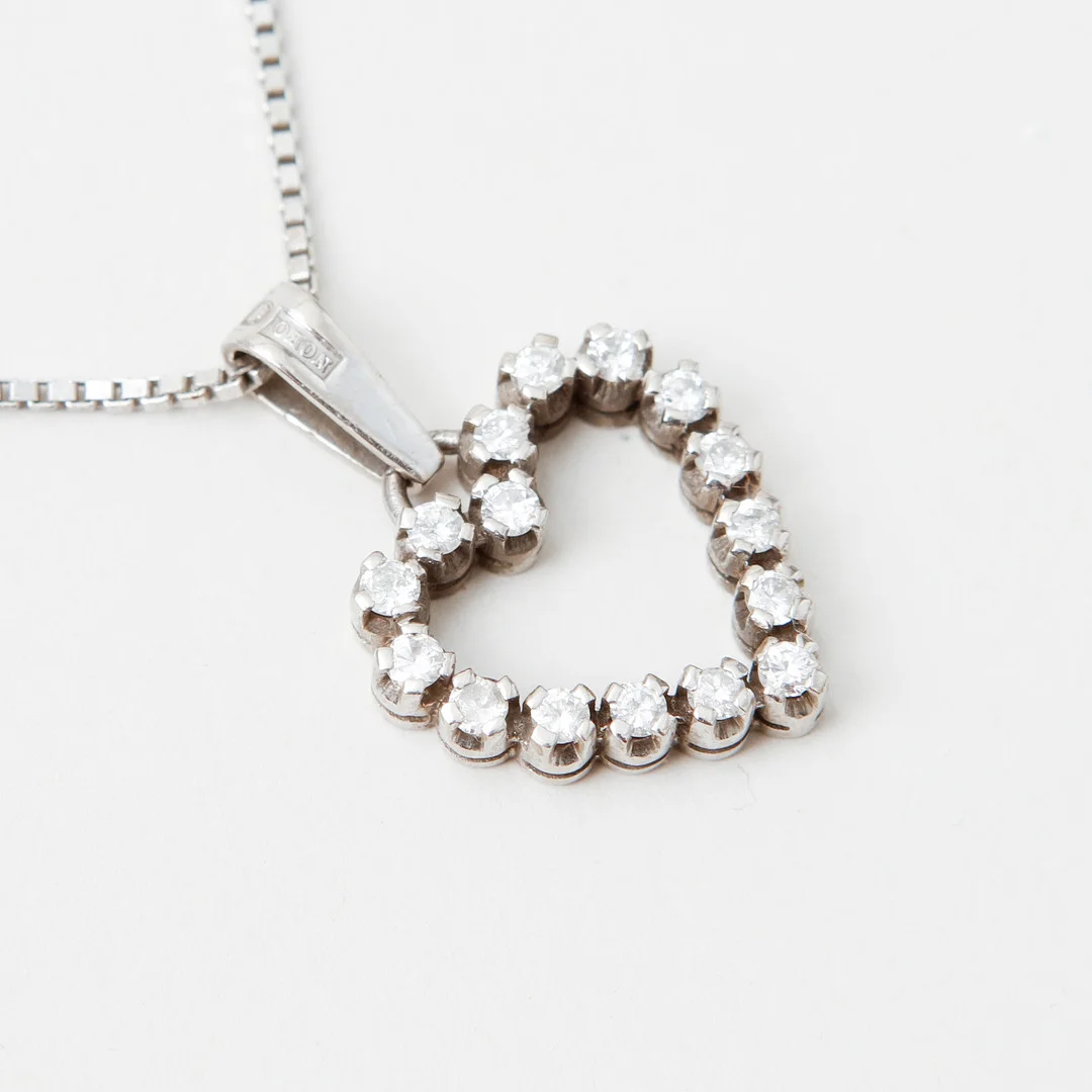 HÄNGE med KEDJA, 18k vitguld med diamanter ca 0,48ct, vikt ca 9,2 gram. — Necklace — Göteborgs Auktionsverk