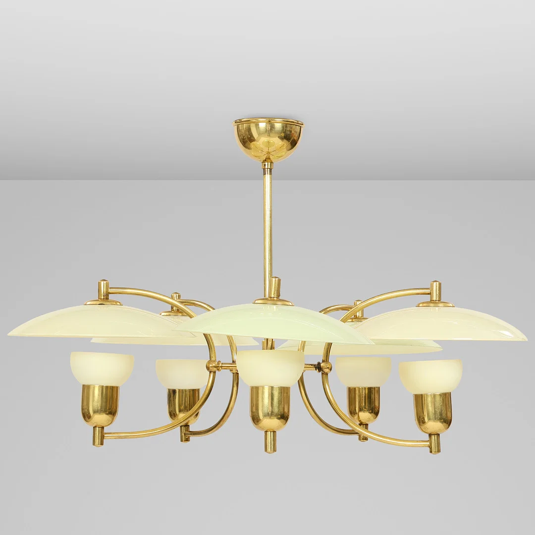 ERNST VOSS FABRIK. Art deco fem-armet loftlampe af messing og bemalet opalglas, "Patentlampen", Ernst Voss Fabrik A/S og Fyens Glasværk, Danmark, 1930/40'erne. — Ceiling lights — Palsgaard Kunstauktioner