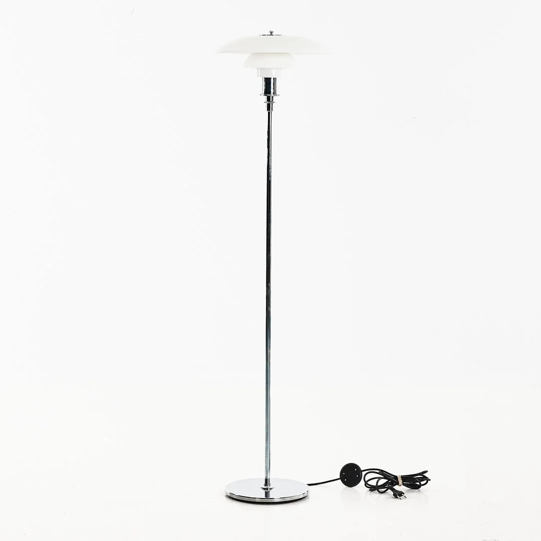 POUL HENNINGSEN. "3½-2½", golvlampa, Louis Poulsen, Danmark. — Floor lights — Stockholms Auktionsverk Magasin 5