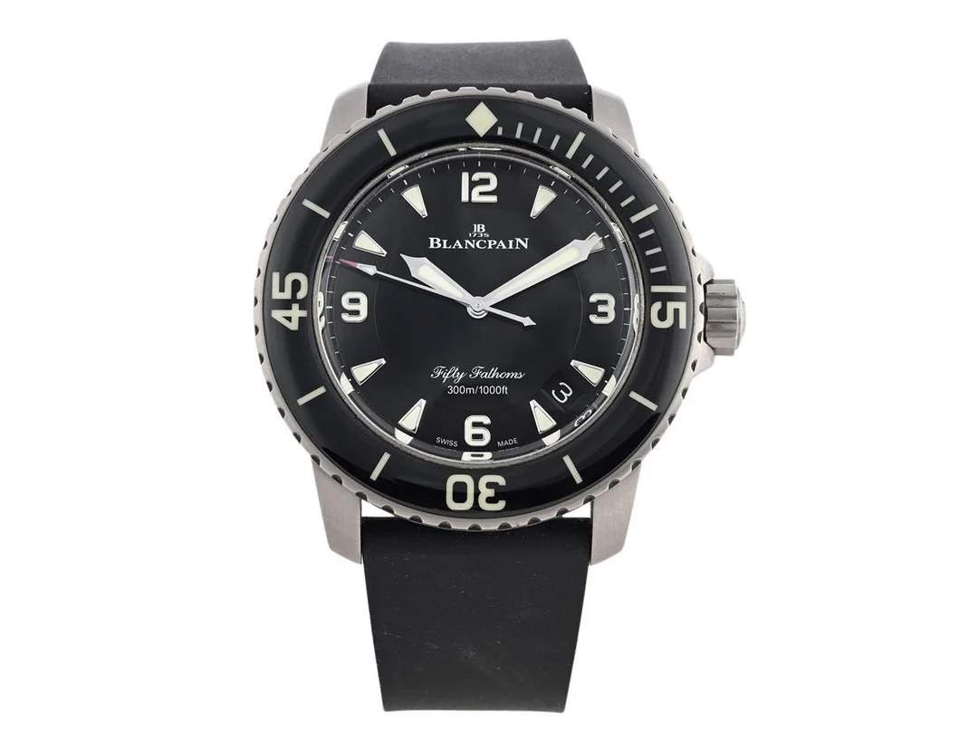 BLANCPAIN, Fifty Fathoms (300m/1000ft), Cal 1315, Serie nr. 807, Ref nr. 5015 12B30 NABA, herrur, 45 mm, titan, automatisk, safirglas, datum, glasbaksida, gummiband, originalspänne i titan, cert, februari 2022, box. — Klockor/Blancpain — Kaplans