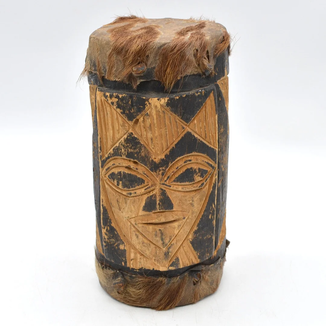 AFRIKANISCHE STAMMESTROMMEL, HOLZ UND LEDER, HANDGEMACHT UND HANDGESCHNITZT, 20. JAHRHUNDERT. — African tribal art — Kunst- und Auktionshaus Kleinhenz
