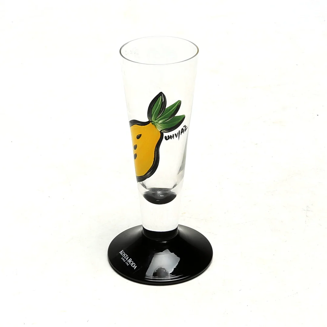 ULRICA HYDMAN-VALLIEN. SNAPSGLAS, Kosta Boda, signerat. — Tableware — Kalmar Auktionsverk
