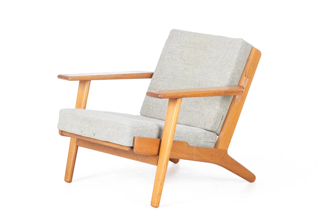 Hans J. Wegner for Getama. Armchair model GE-290, lacquered teak, defective — Furniture/Lounge chairs — Lauritz