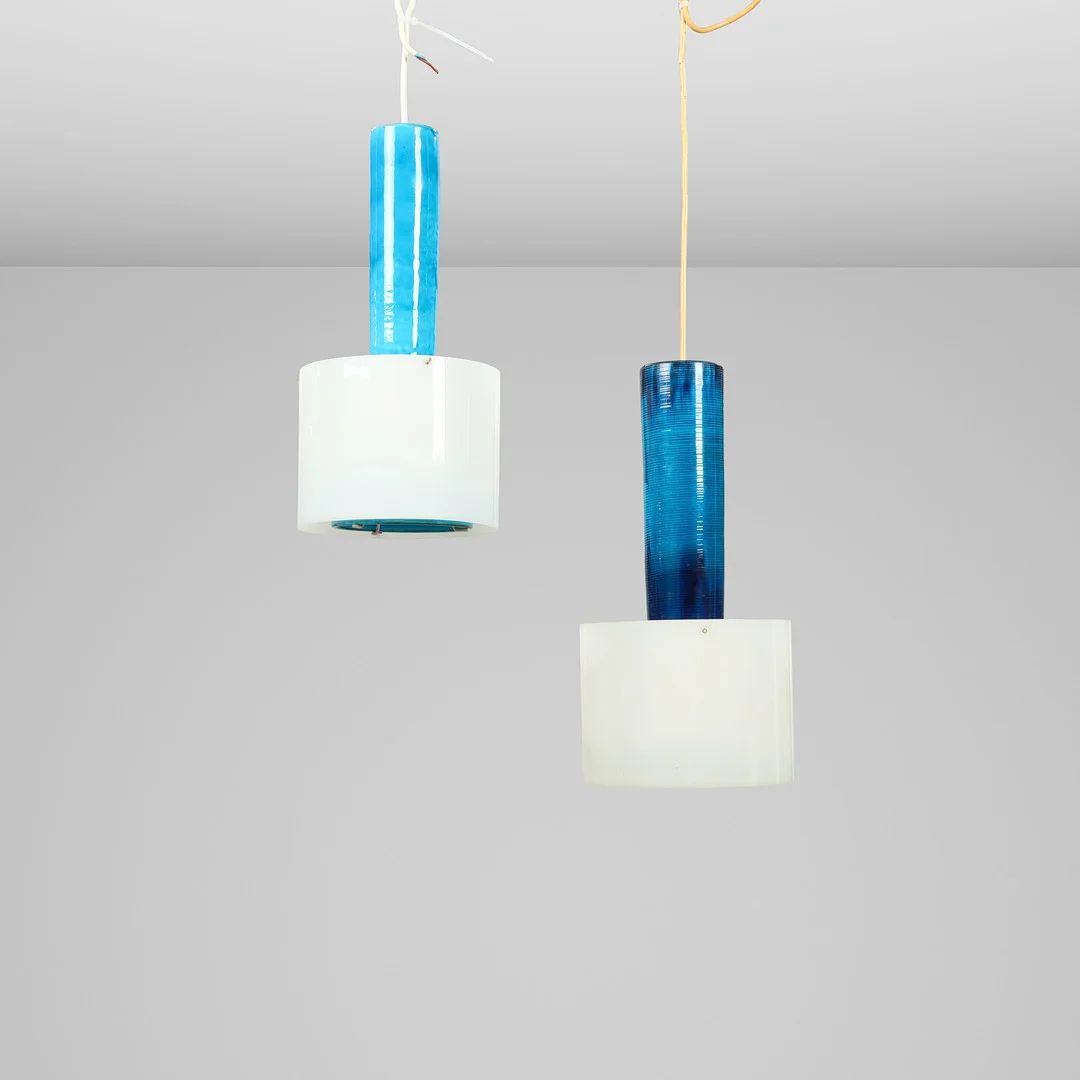 JØRGEN HOLSTEIN. To pendler keramik glaseret i blå nuancer, eget værksted i København, Danmark, Skærme af hvid akryl 1970'erne. (2). — Table Lamps — Palsgaard Kunstauktioner