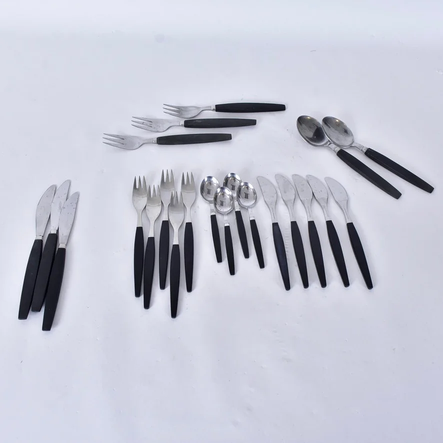 BESTICK, 22 delar, bakelit och rostfritt stål. — Miscellaneous — Halmstads Auktionskammare