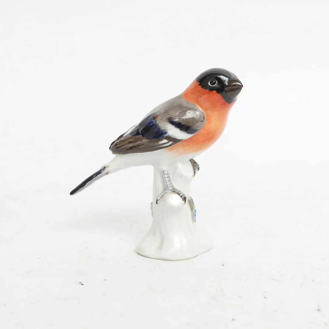 FIGURIN, Meissen, föreställande fågel, med handmålad dekor. Stämplad. — European — Falun Auktionsbyrå
