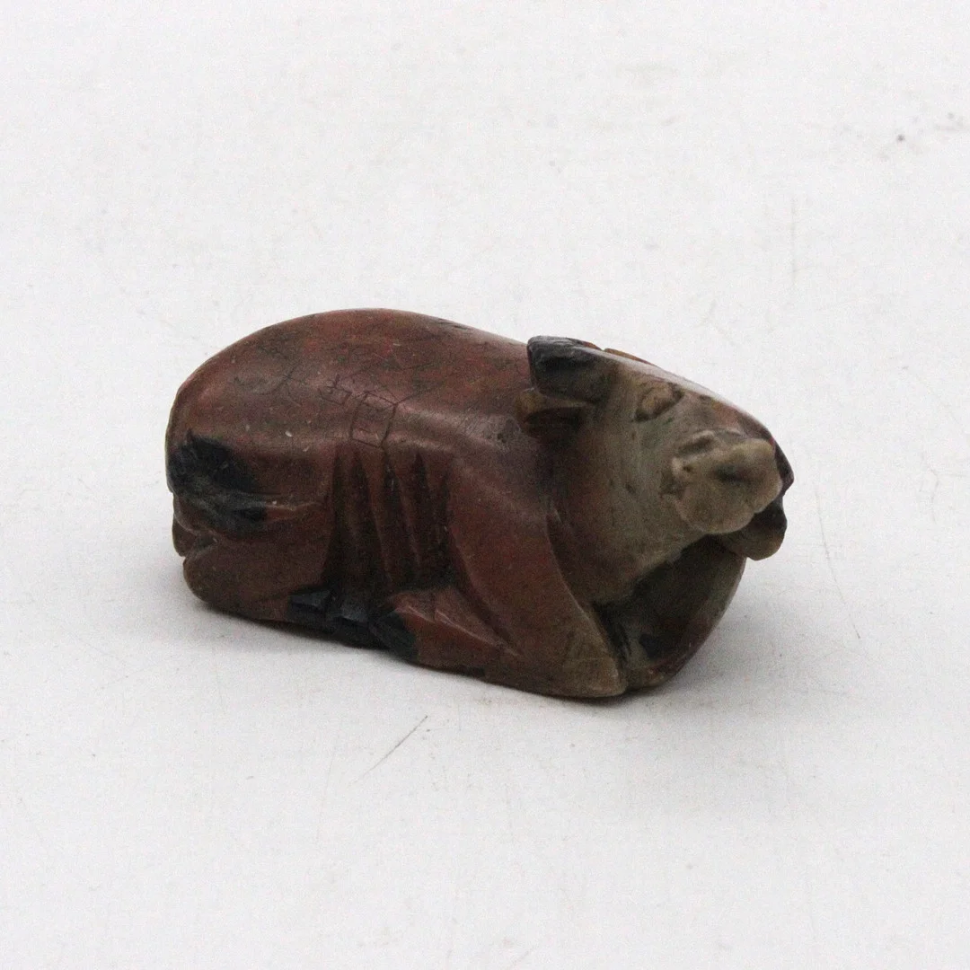 Geschnitzte Stein-Skulptur eines liegenden Büffels mit Inschrift, China, ca. 19./20. Jhdt. — Jade — Kunst- und Auktionshaus Kleinhenz